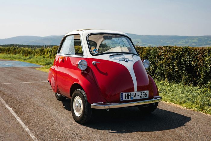 Isetta cứu BMW thoát cảnh bị phá san sau Thế chiến II. Ảnh: Collecting Cars