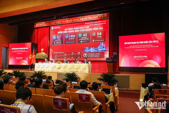 Tại hai phiên chuyên đề, các đại biểu từ cơ quan đại diện Việt Nam ở nước ngoài, ban, ngành và địa phương đã cùng nhận diện những cơ hội, chia sẻ cách làm hay, kinh nghiệm thực tiễn trong hợp tác quốc tế, thu hút nguồn lực bên ngoài...