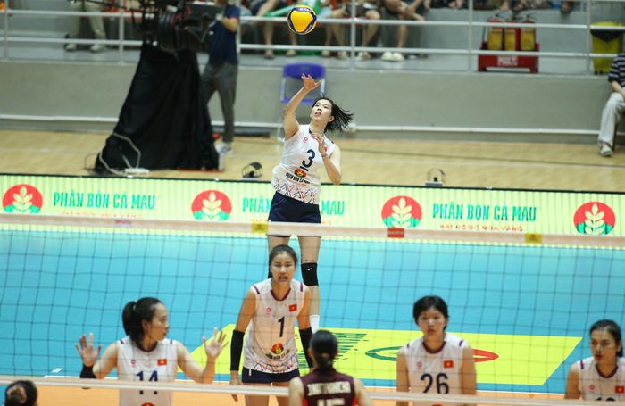 Tuyển bóng chuyền nữ Việt Nam thua toàn diện sau 3 set đấu với các tỷ số 18/25, 17/25, 14/25.