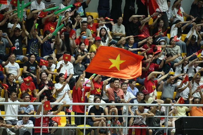 Các CĐV đến kín sân Nhà thi đấu Đông Anh (Hà Nội) cổ vũ cho tuyển bóng chuyền nữ Việt Nam.
