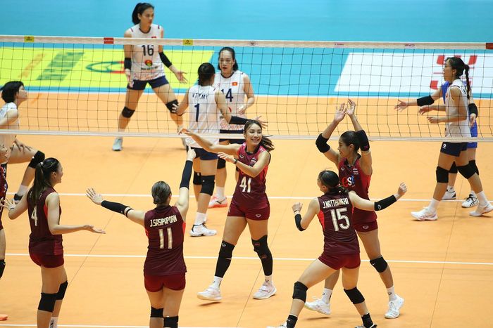 Nhưng đội chủ nhà vẫn mắc lỗi liên tiếp, trong đó bước 1 thực sự là một "thảm họa"