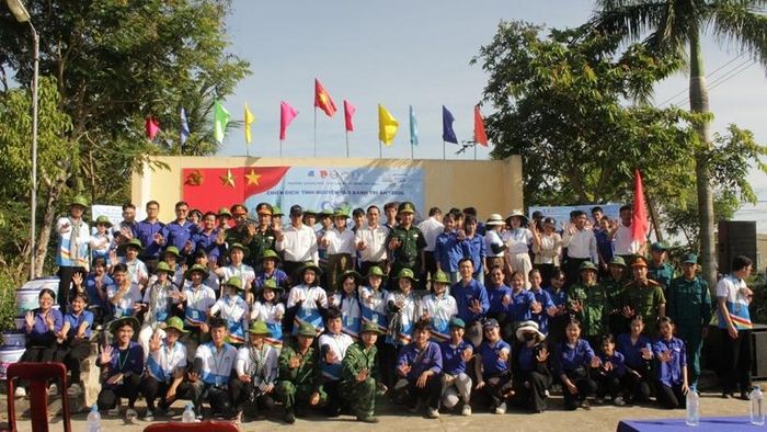  Đoàn viên, thanh niên, lực lượng vũ trang và người dân ra quân thực hiện chiến dịch tình nguyện hè.