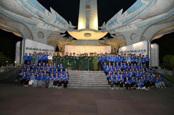  Đoàn viên, thanh niên tham dự lễ thắp nến tri ân tại Nghĩa trang liệt sĩ TP Đà Nẵng.