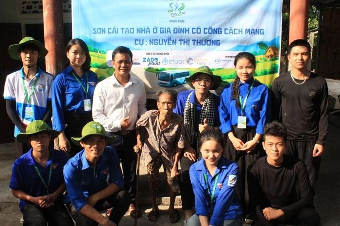  Bàn giao công trình sau khi hoàn thành việc sơn sửa nhà cho cụ Nguyễn Thị Thương, cựu tù binh chính trị.