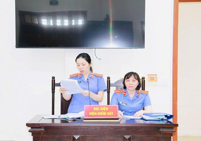  Kiểm sát viên Phòng 1 VKSND tỉnh Ninh Bình thực hành quyền công tố và kiểm sát xét xử tại phiên tòa 