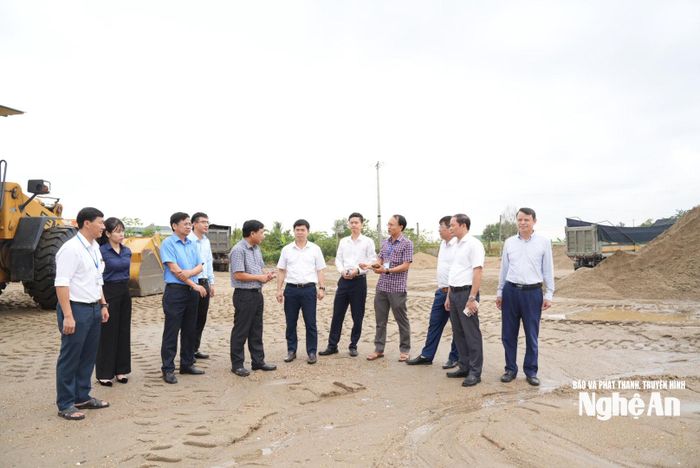 Đoàn công tác của Thường trực HĐND tỉnh khảo sát thực địa tại bến cát xã Đại Đồng. Ảnh tư liệu minh họa: Nguyễn Toàn