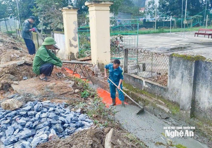 Hội viên cựu chiến binh thôn Dùng 1, xã Đại Đồng tham gia làm hệ thống thoát nước ở khu dân cư. Ảnh: Mai Hoa