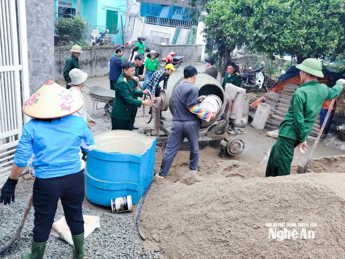 Cán bộ, hội viên Cựu chiến binh xã Đông Lộc hỗ trợ làm nhà ở cho người có hoàn cảnh khó khăn. Ảnh: Mai Hoa