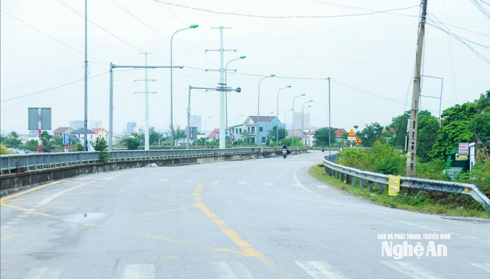 Tuyến đường hiện tại có nền rộng khoảng 9m và mặt đường khoảng 8m chạy dọc thân đê Tả Lam sẽ được nâng cấp, mở rộng. Ảnh: Thành Duy