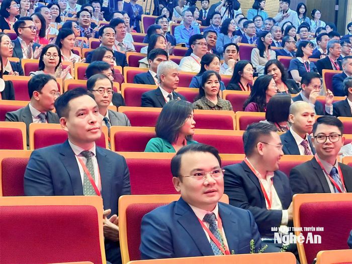 Phó Chủ tịch UBND tỉnh Phùng Thành Vinh và Giám đốc Sở Ngoại vụ Trần Khánh Thục dự hội nghị. Ảnh: K.T