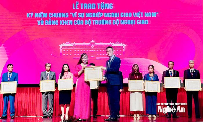 Thứ trưởng Đặng Hoàng Giang trao Bằng khen của Bộ trưởng Bộ Ngoại giao tặng Phòng Hợp tác quốc tế - Quản lý biên giới, Sở Ngoại vụ tỉnh Nghệ An. Ảnh: KT