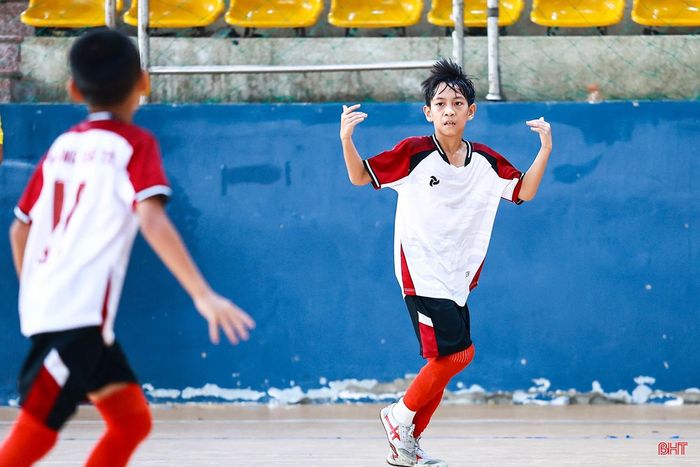 Đình Khang ghi dấu ấn với 13 bàn thắng, là vua phá lưới nội dung nhi đồng.