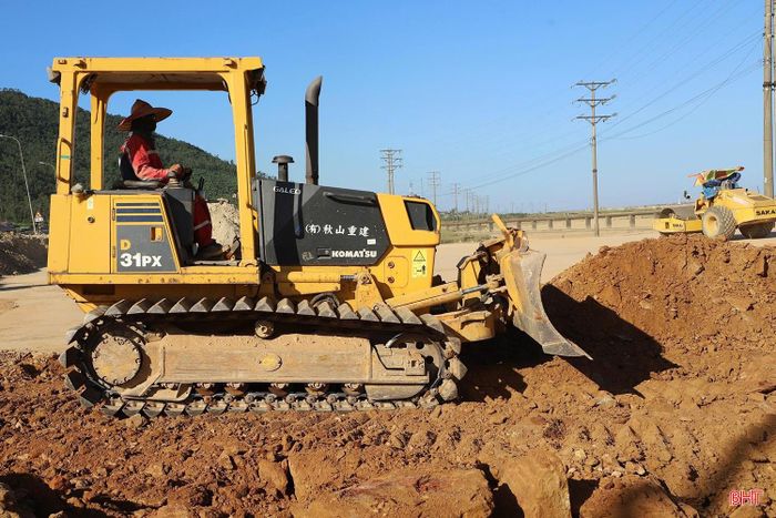 Trên công trường dự án đường từ quốc lộ 12C đến Khu liên hợp gang thép Formosa Hà Tĩnh.