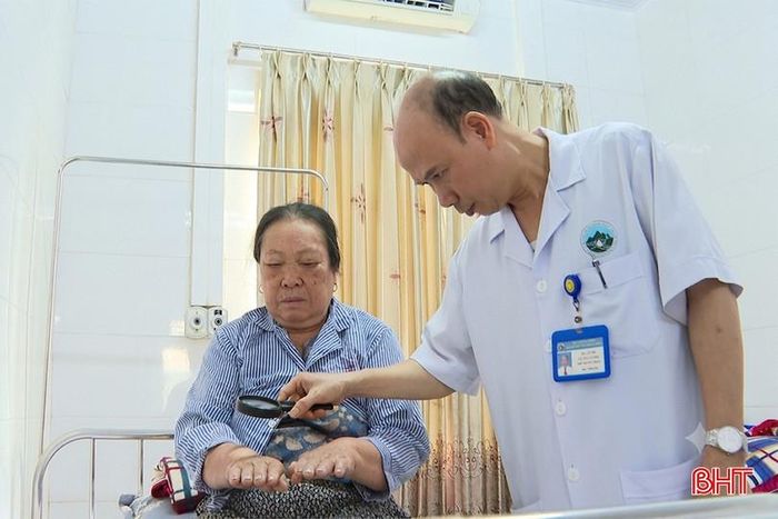 Bà Hoàng Thị Sĩ được các bác sĩ thăm khám tại Bệnh viện Đa khoa tỉnh Hà Tĩnh.