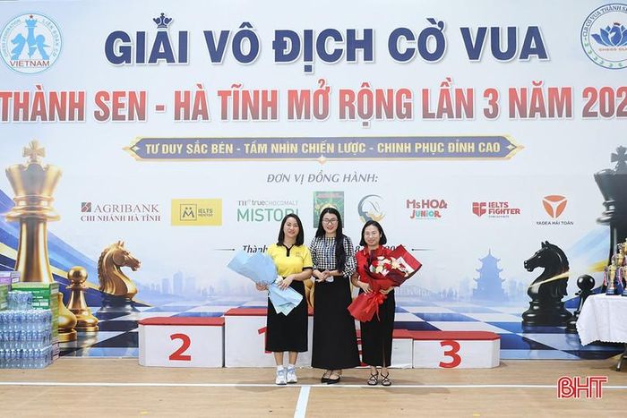BTC tặng hoa tri ân các đơn vị đồng hành cùng giải đấu.