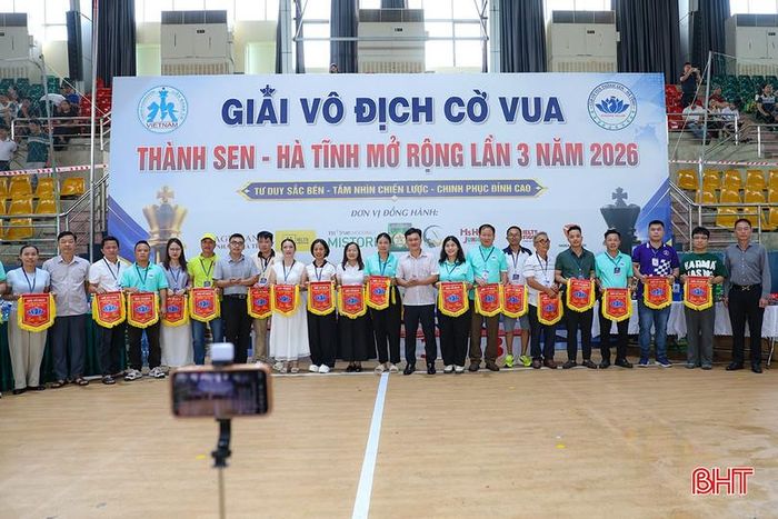 Giải Vô địch cờ vua Thành Sen - Hà Tĩnh mở rộng là giải đấu thường niên của câu lạc bộ cờ vua Thành Sen (thuộc Liên đoàn Cờ vua Việt Nam) tổ chức. Ảnh: BTC trao cờ lưu niệm cho các câu lạc bộ tham gia giải đấu.