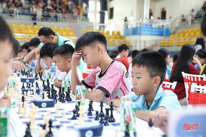 Các vận động viên tập trung cao cho từng nước cờ.