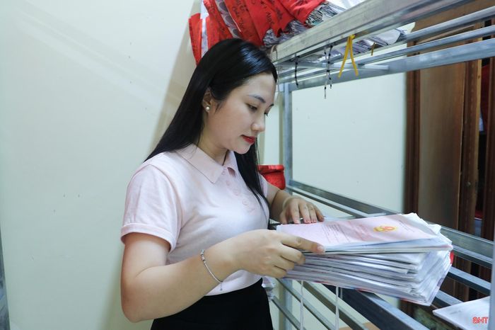 Cán bộ, nhân viên Chi nhánh Văn phòng Đăng ký đất đai khu vực Hương Sơn triển khai rà soát CSDL đất đai.