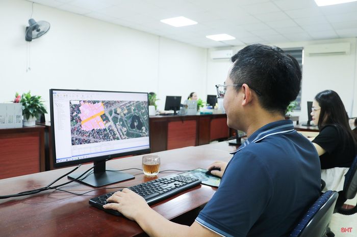 Các chuyên viên Văn phòng Đăng ký đất đai tỉnh tập trung hoàn thiện CSDL đất đai.