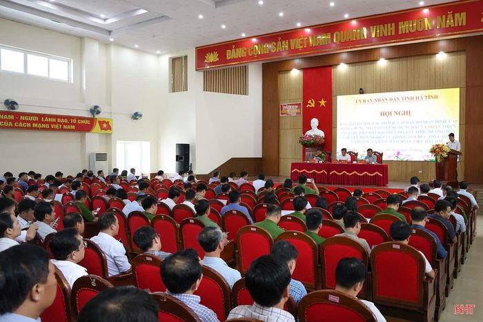 Toàn cảnh hội nghị đẩy mạnh công tác đo đạc lập bản đồ địa chính, cấp giấy chứng nhận QSDĐ và hoàn thiện CSDL đất đai trên địa bàn tỉnh.