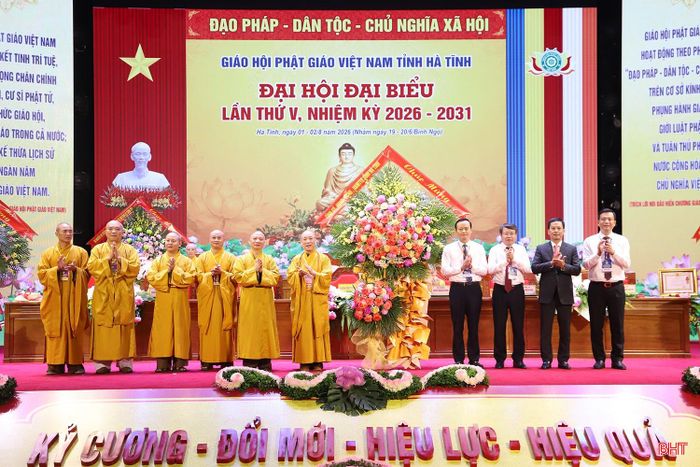 Các đồng chí lãnh đạo tỉnh tặng hoa chúc mừng đại hội.