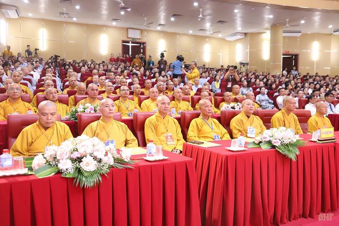 Các tăng, ni, phật tử tham dự đại hội.
