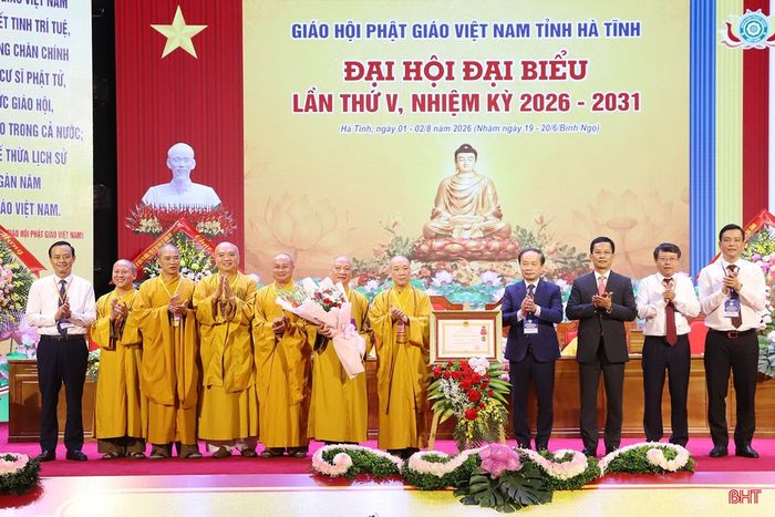 Các đồng chí lãnh đạo Ban Tuyên giáo Trung ương, lãnh đạo tỉnh trao Huân chương Lao động hạng Ba cho Ban Trị sự Giáo hội Phật giáo tỉnh.