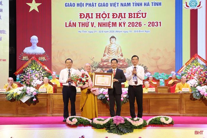 Phó Chủ tịch UBND tỉnh Nguyễn Trọng Hiếu, Trưởng ban Tuyên giáo và Dân vận Tỉnh ủy Hà Văn Hùng, Chủ tịch Ủy ban MTTQ tỉnh Nguyễn Thành Đồng trao bằng khen của Thủ tướng Chính phủ cho Hòa thượng Thích Bảo Nghiêm.