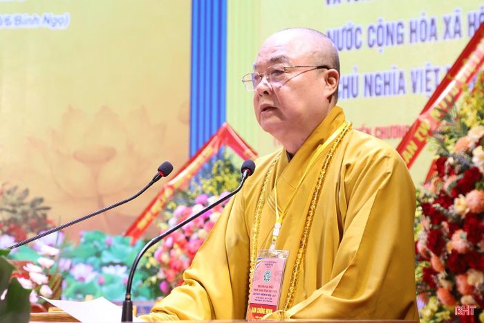 Hòa thượng Thích Thanh Nhiễu - Ủy viên Thường trực Hội đồng Chứng minh, Phó Chủ tịch Thường trực Hội đồng Trị sự Giáo hội Phật giáo Việt Nam phát biểu tại đại hội.