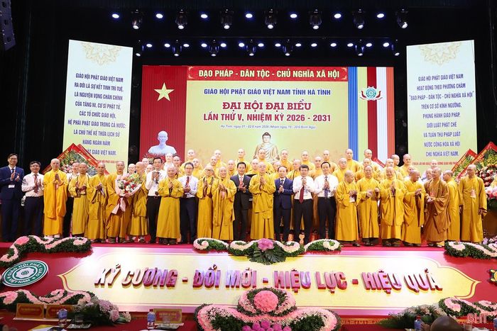 Các đồng chí lãnh đạo Ban Tuyên giáo Trung ương, Giáo hội Phật giáo Việt Nam; lãnh đạo tỉnh chúc mừng Ban Trị sự Giáo hội Phật giáo tỉnh nhiệm kỳ 2026 - 2031.