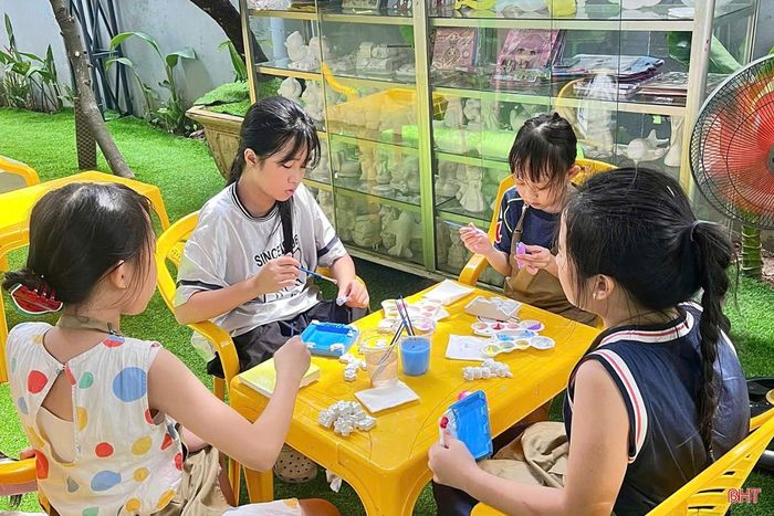 Tại quán Cafe Cánh Diều (phường Thành Sen), khu vực tô tượng là một trong những góc trải nghiệm được nhiều em nhỏ yêu thích.