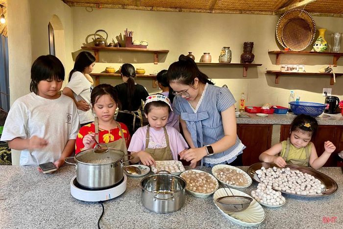 Anh Lê Bá Cường – Chủ quán cà phê Cánh Diều (phường Thành Sen) cho biết: "Chúng tôi mong muốn xây dựng quán không chỉ là nơi để khách thưởng thức đồ uống mà còn là không gian dành cho cả gia đình. Vì vậy, ngoài khu vui chơi, quán thường xuyên tổ chức các workshop trải nghiệm vào dịp cuối tuần để các em nhỏ được học hỏi, sáng tạo và có thêm những kỷ niệm đẹp. Qua đó, phụ huynh cũng có thêm một điểm đến phù hợp để cả gia đình cùng thư giãn và gắn kết".