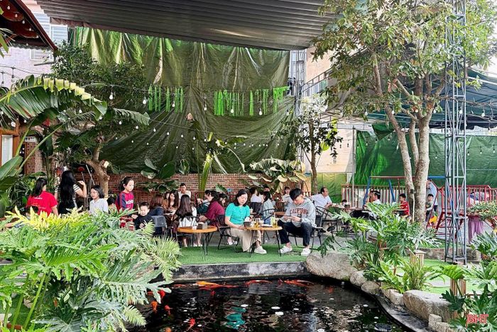 Cuối tuần, nhiều gia đình lựa chọn các quán cà phê có không gian mở để thư giãn. Bên cạnh những mảng xanh được bố trí hài hòa, phụ huynh vừa thưởng thức đồ uống, trò chuyện, vừa dễ dàng quan sát con vui chơi trong khuôn viên quán.