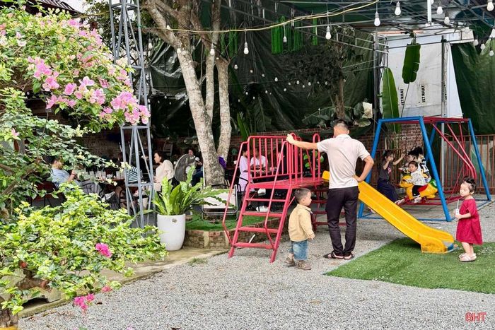Khu vui chơi với cầu trượt, xích đu và các trò chơi vận động được bố trí ngay trong quán. Việc đầu tư thêm không gian dành cho trẻ nhỏ không chỉ mang đến trải nghiệm trọn vẹn hơn cho các gia đình mà còn tạo điểm nhấn, thu hút khách hàng cho mô hình cà phê kết hợp vui chơi.