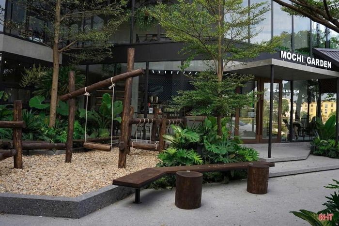 Không chỉ chú trọng đầu tư không gian xanh, nhiều quán cà phê trên địa bàn Hà Tĩnh còn dành một phần diện tích để bố trí các góc vui chơi cho trẻ nhỏ. Sự kết hợp này đang trở thành điểm nhấn, đáp ứng nhu cầu của nhiều gia đình trẻ.