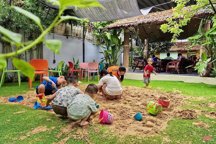Không chỉ có khu tô tượng, nhiều quán cà phê còn đầu tư thêm khu vui chơi với cát sạch để trẻ nhỏ tự do khám phá và sáng tạo. Bà Võ Thị Thùy (xã Đức Thịnh) chia sẻ: "Tôi thấy mô hình quán cà phê kết hợp khu vui chơi như thế này rất ý nghĩa đối với các gia đình có con nhỏ. Các cháu có nhiều hoạt động phù hợp với lứa tuổi, được vui chơi, giao lưu với các bạn thay vì chỉ ngồi xem điện thoại. Còn phụ huynh cũng có thêm thời gian để nghỉ ngơi, trò chuyện mà vẫn luôn yên tâm vì con ở trong không gian an toàn và dễ quan sát".