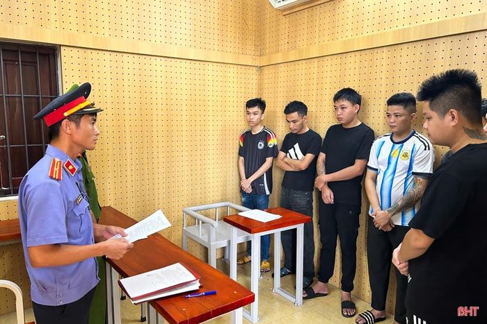Đại diện Viện kiểm sát nhân dân khu vực 4 công bố quyết định phê chuẩn Quyết định khởi tố bị can và phê chuẩn lệnh tạm giam đối với các bị can.