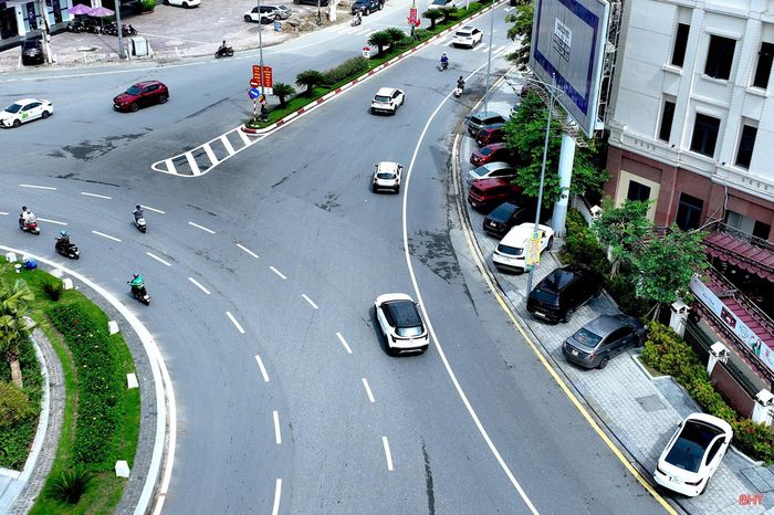 Ở khu vực giao nhau giữa đường Phan Đình Phùng và đường Trần Phú (phường Thành Sen), nhiều ô tô đậu kín vỉa hè ngay góc cua...