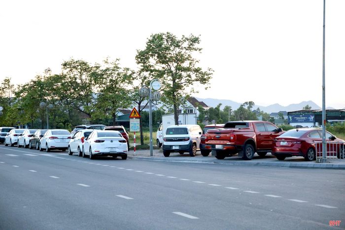 Phía sau những hàng xe đỗ tràn lan không chỉ là câu chuyện ý thức, mà còn phản ánh sức ép ngày càng lớn giữa lượng ô tô cá nhân tăng nhanh và hạ tầng đỗ xe chưa đáp ứng. Kiến trúc sư Võ Lực - Công ty Kiến trúc O2 nhận định, bãi đỗ xe là một bộ phận đặc biệt quan trọng của đô thị văn minh và phải được thiết kế, quy hoạch ngay từ đầu. Việc thiếu bãi đỗ, thiếu vị trí dừng, đỗ trong quy hoạch đã dẫn tới tình trạng phương tiện đỗ tràn lan, thiếu tổ chức.