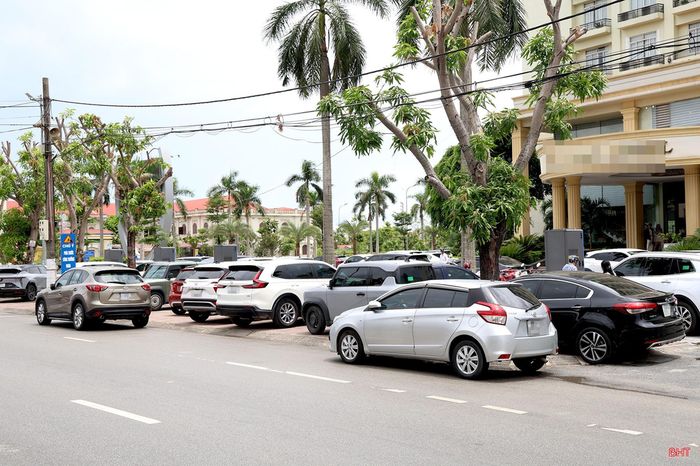 Thực tế cho thấy, không ít công trình chỉ bố trí được diện tích nhỏ cho phương tiện, thậm chí không có chỗ đỗ dành cho khách. Sau nhiều vòng tìm kiếm, vỉa hè hoặc khoảng trống ven đường thường trở thành lựa chọn gần nhất.