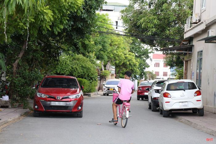 Tại các tuyến ngõ nhỏ, chỉ một hoặc hai hàng ô tô đỗ dọc hai bên cũng đủ làm không gian lưu thông bị bó hẹp, gây bất tiện cho sinh hoạt của người dân.