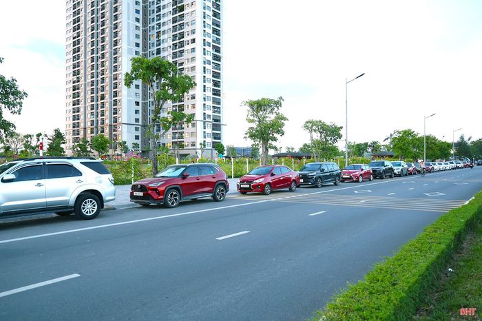 Dọc tuyến đường Hàm Nghi (phường Thành Sen), xe ô tô đỗ nối dài sát lề, cho thấy nhu cầu dừng, đỗ phương tiện rất lớn tại khu vực tập trung đông dân cư.