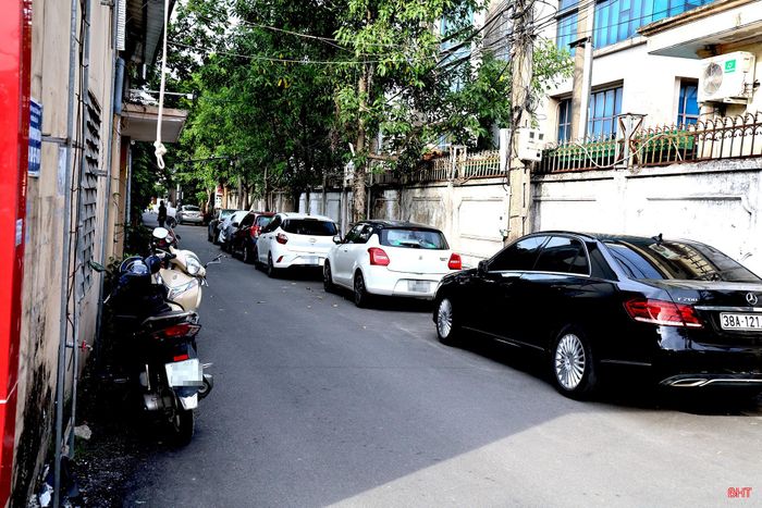 Theo anh Nguyễn Đức Ân (phường Thành Sen), ô tô chiếm dụng vỉa hè khiến người đi bộ, tập thể dục phải xuống lòng đường. Tại các ngõ nhỏ, xe đỗ dày đặc không chỉ gây khó khăn, nguy hiểm cho việc đi lại mà còn có thể cản trở xe chữa cháy, xe cứu thương tiếp cận khi xảy ra sự cố.