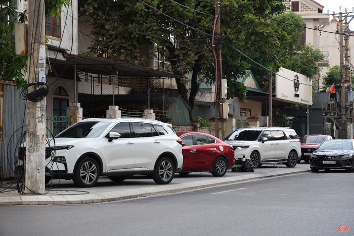 Nếu không có giải pháp dài hạn, những tuyến đường vừa được mở rộng có nguy cơ tiếp tục trở thành nơi đỗ xe; vỉa hè vừa được chỉnh trang lại bị phương tiện chiếm dụng.