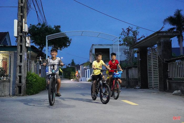 Để có nguồn kinh phí thực hiện, mỗi gia đình trong thôn đã tự nguyện đóng góp 1 triệu đồng. Cùng với đó, thôn vận động thêm sự hỗ trợ của con em quê hương đang sinh sống, làm việc xa nhà. Từ cách làm này, công trình nhanh chóng được hoàn thiện và đưa vào sử dụng.
