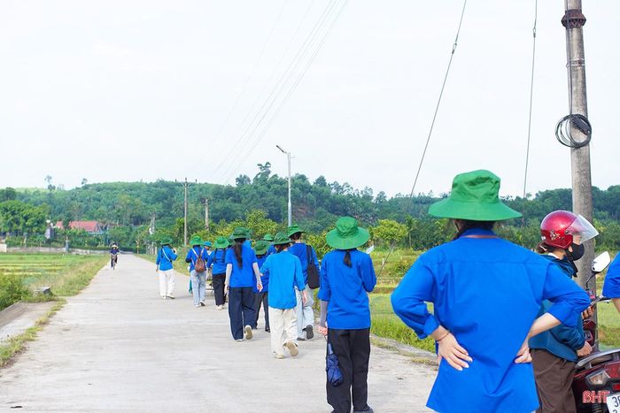 Cùng với chính quyền và người dân, thời gian qua, tuổi trẻ Hà Tĩnh đã tích cực triển khai nhiều công trình đường điện "Thắp sáng làng quê” góp thêm nguồn lực để đưa ánh sáng đến nhiều tuyến đường nông thôn.