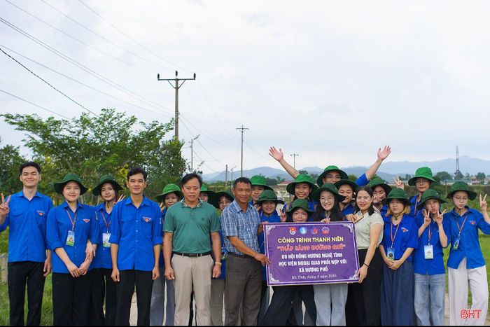 Chị Nguyễn Thị Thùy Dương – Phó Trưởng ban Công tác Đoàn và Thanh thiếu nhi (MTTQ tỉnh) cho hay: "Công trình đường điện thanh niên "Thắp sáng làng quê" là một trong những phần việc thiết thực, phát huy tinh thần xung kích, tình nguyện của tuổi trẻ Hà Tĩnh. Qua triển khai, từ đầu năm đến nay, các cấp bộ Đoàn đã phối hợp sửa chữa, xây dựng hơn 130 công trình trên địa bàn, góp phần bổ sung hệ thống chiếu sáng tại nhiều khu vực nông thôn. Thời gian tới, Tỉnh đoàn Hà Tĩnh sẽ tiếp tục chỉ đạo các cơ sở Đoàn huy động nguồn lực, ưu tiên triển khai tại các địa bàn biên giới, vùng sâu, vùng xa, nơi còn khó khăn về hệ thống chiếu sáng”.