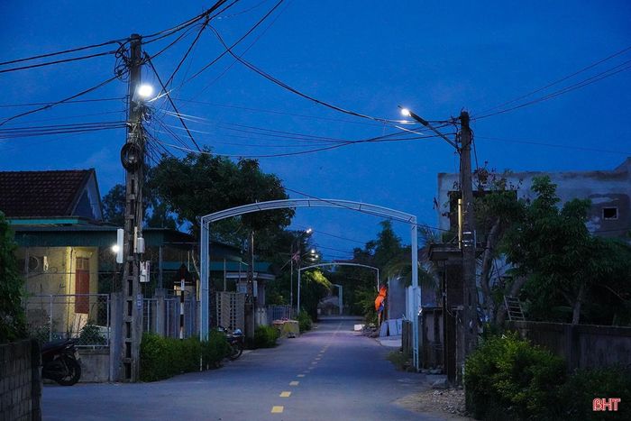 Tại thôn Nam Long, xã Thạch Hà, tháng 7 vừa qua người dân đã cùng nhau đóng góp xây dựng tuyến đèn chiếu sáng trong khu dân cư dài hơn 1km, với 40 bóng đèn.