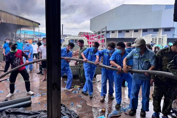 Trên các trang thông tin và mạng xã hội của Lào và Thái Lan, nhiều hình ảnh về vụ cháy cùng lời cảm ơn của chính quyền tỉnh Khăm Muồn đối với các lực lượng, cơ quan, doanh nghiệp và người dân tham gia chữa cháy được đăng tải. Chính quyền tỉnh cũng gửi lời cảm thông, chia sẻ với các tiểu thương, chủ cửa hàng bị ảnh hưởng trong vụ hỏa hoạn.