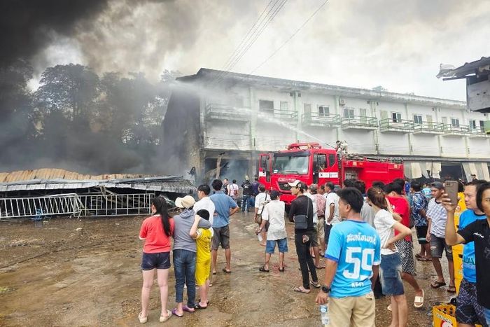 Cùng với lực lượng chuyên trách, chính quyền các cấp, ngành điện lực, y tế, doanh nghiệp, lực lượng vũ trang và đông đảo người dân địa phương cũng được huy động tham gia di chuyển hàng hóa, tài sản khỏi khu vực nguy hiểm, góp phần hạn chế thiệt hại.